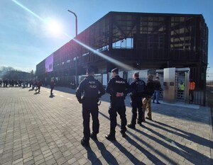 policjanci podczas zabezpieczenia w rejonie stadionu