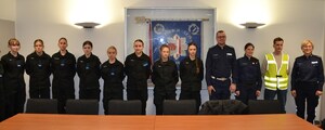2. sala oficerska, uczniowie, obok policjanci