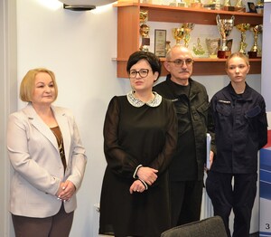 3. dyrektor szkoły przemawia, obok nauczyciele i uczennica