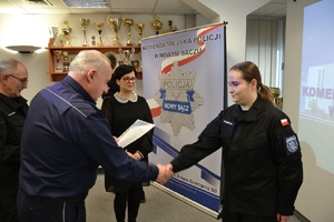 4. uczennica odbiera akt nominacyjny z rąk komendanta