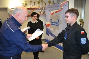 5. uczeń odbiera akt nominacyjny z rąk komendanta