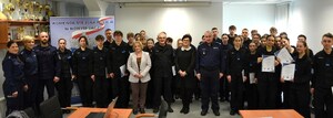 7. wspólne zdjęcie komendanta, dyrektor szkoły, policjantów, nauczycieli, uczniów