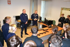 10. policjanci opowiadają młodzieży o rodzajach broni służbowej