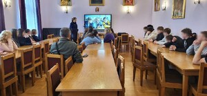 policjantka wyświetla młodzieży materiał multimedialny