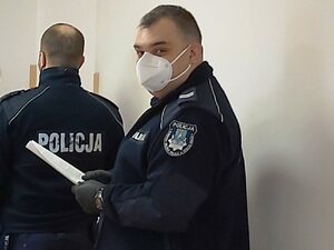umundurowany policjant w kolejce do szczepienia