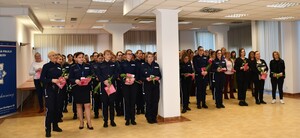 funkcjonariuszki i pracownice komendy w sali oficerskiej