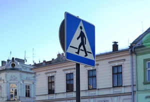 znak informujący o przejściu dla pieszych