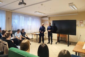 dwóch dzielnicowych podczas prelekcji w bursie