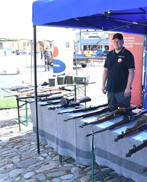 Paweł Poręba przy stoisku koła LOK