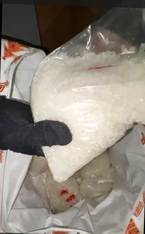 krystaliczna substancja w worku strunowym