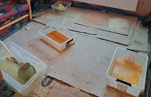 pojemniki z cieczką, obok kryształy klofedronu