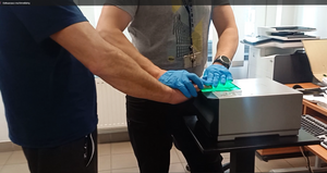 policjant pobiera odbitki palców zatrzymanego