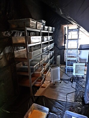 stojaki z pojemnikami z krystalizującą się cieczą