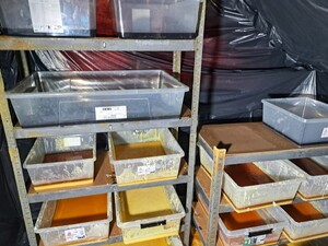 ułożone na stojakach pojemniki z krystalizującą się cieczą