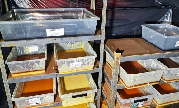 ułożone na stojakach pojemniki z krystalizującą się cieczą - awatar