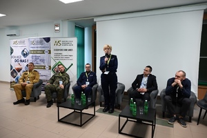 policjantka prewencji podczas prelekcji - fot. ANS w N. Sączu