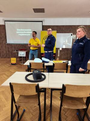 policjant i policjantka ruchu drogowego, obok przedstawiciel fundacji - fot. Fundacja Prodriver