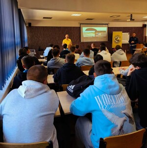 policjant i przedstawiciel fundacji rozmawiają z młodzieżą  - fot. Fundacja Prodriver