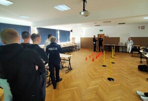 uczeń w alkogoglach pokonuje tor przeszkód  - fot. Fundacja Prodriver