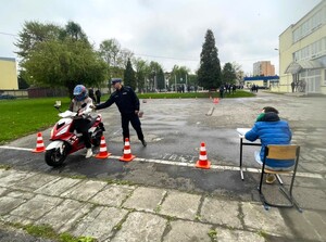 policjant pokazuje zawodnikowi stoper