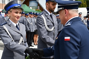 asp. A. Mazur odbiera gratulacje z rąk Komendanta Miejskiego Policji w N. Sączu podczas Święta Policji w 2024 r.