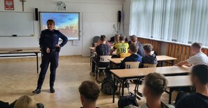 funkcjonariuszka rozmawia z młodzieżą o odpowiedzialności prawnej nieletnich