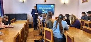 funkcjonariuszka rozmawia z młodzieżą