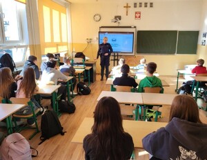sala lekcyjna, policjantka dzielnicowa przypomina uczniom podstawowe zasady bezpieczeństwa