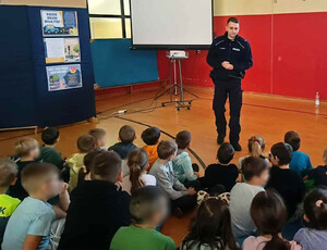 dzielnicowy A. Jeleński podczas prelekcji z uczniami - fot. SP w Piwnicznej-Zdroju