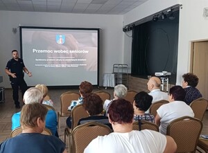mł. asp. Przemysław Jasiński podczas prelekcji z seniorami