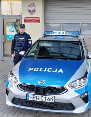 mł. asp. Lupa przy radiowozie przy komisariacie