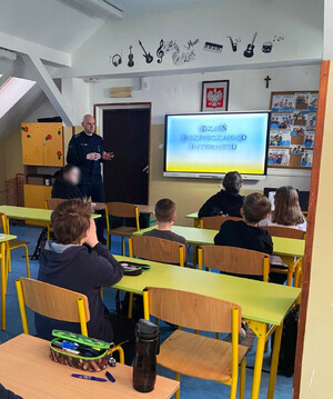 dzielnicowy Stefaniak podczas spotkania z uczniami