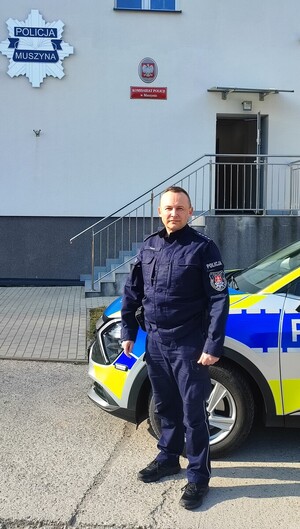 asp. sztab. Paweł Zieliński przed budynkiem komisariatu w Muszynie
