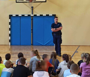 dzielnicowy podczas prelekcji z uczniami - fot. ZSP w Białej Niżnej