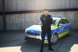 mł. asp. Michał Wojciechowski przy radiowozie