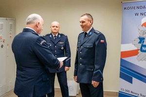 insp. Adam Bukański wręcza asp. sztab. Lucjanowi Jaworeckiemu rozkaz personalny