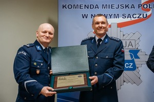 podinsp. Andrzej Stach i asp. sztab. Lucjan Jaworecki z pamiątkowym grawertonem