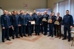 wspólne zdjęcie policjantów z KP w Grybowie i KMP w N. Sączu na czele z komendantem jednostki oraz samorządowców