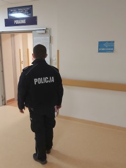 umundurowany policjant oczekuje na szczepienie