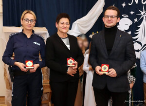 asp. sztab. Bożena Michalak z wyróżnieniem, obok przedstawiciele Urzędu Miasta Nowego Sącza