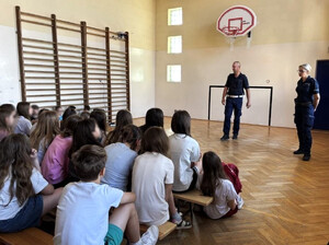 policjantka podczas prelekcji w szkole