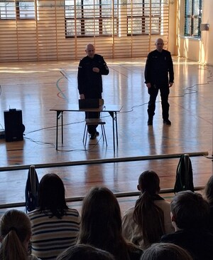 komendant i dzielnicowy podczas prelekcji