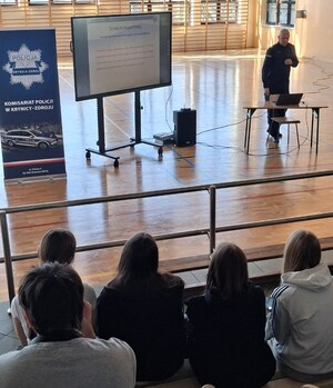 podinsp. T. Fortuna podczas prelekcji z młodzieżą omawia proces rekrutacji do służby