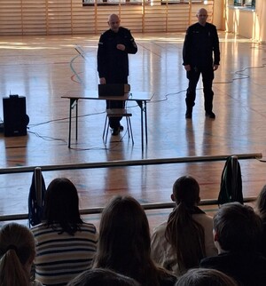 komendant i dzielnicowy podczas prelekcji