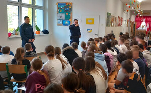 dzielnicowi rozmawiają z uczniami