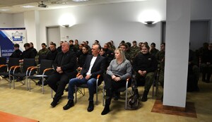 dyrektor, nauczyciele i uczniowie przybyli na spotkanie do sądeckiej komendy