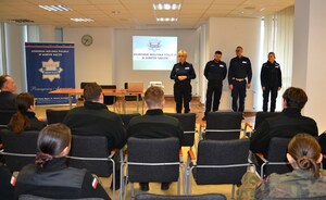 policjanci opowiadają młodzieży o specyfice służby w Policji