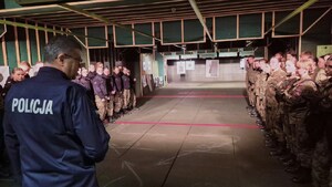 policjant i uczniowie na strzelnicy