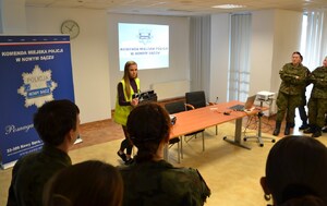 technik kryminalistyki opowiada młodzieży o swojej pracy