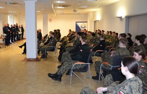 uczniowie podczas spotkania z komendantem